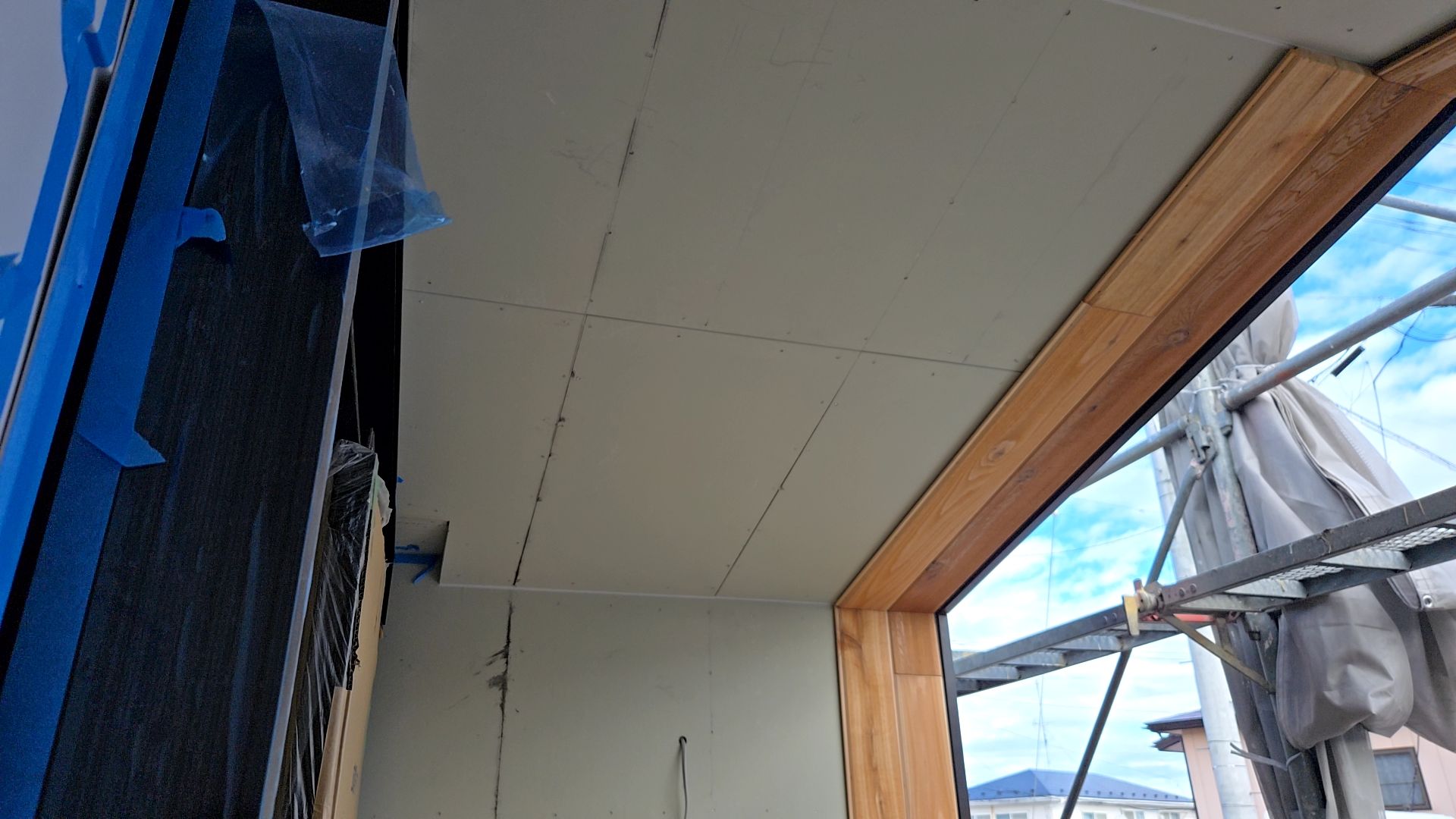 建築による外壁の板張りが行われております。木材の伸縮を考慮し、適切な方法で固定しています。