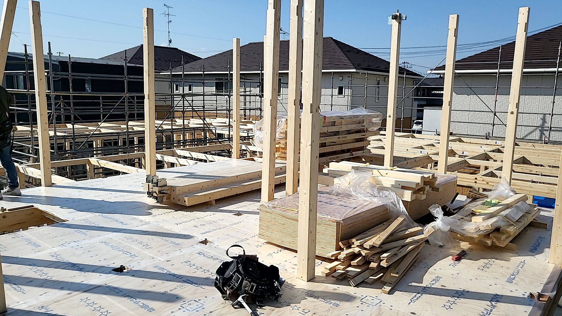 図面を確認し、正確に柱の位置を出して施工していきます。