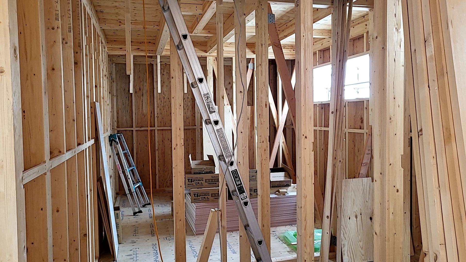 合板を張る場所にも気を付けながら施工しております。