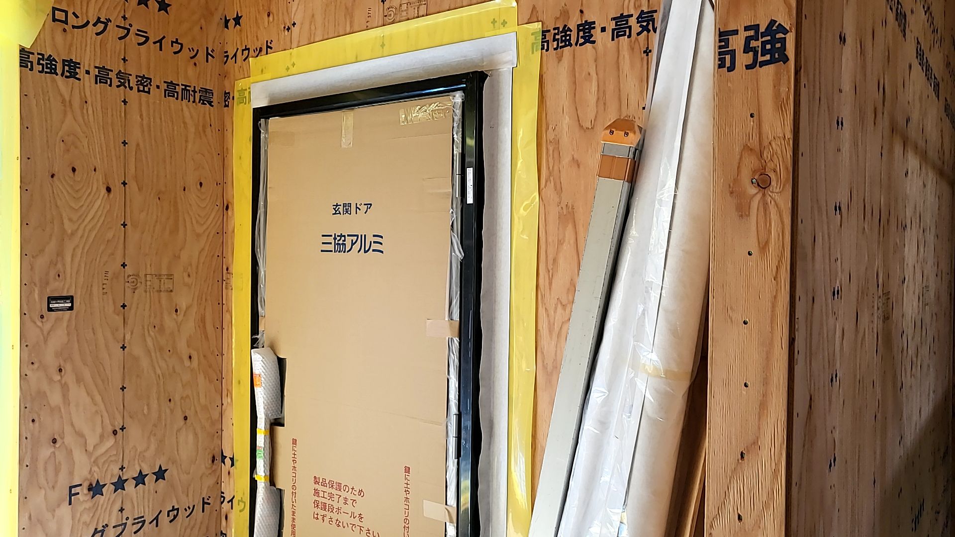 玄関ドアの吊りこみが行われました。