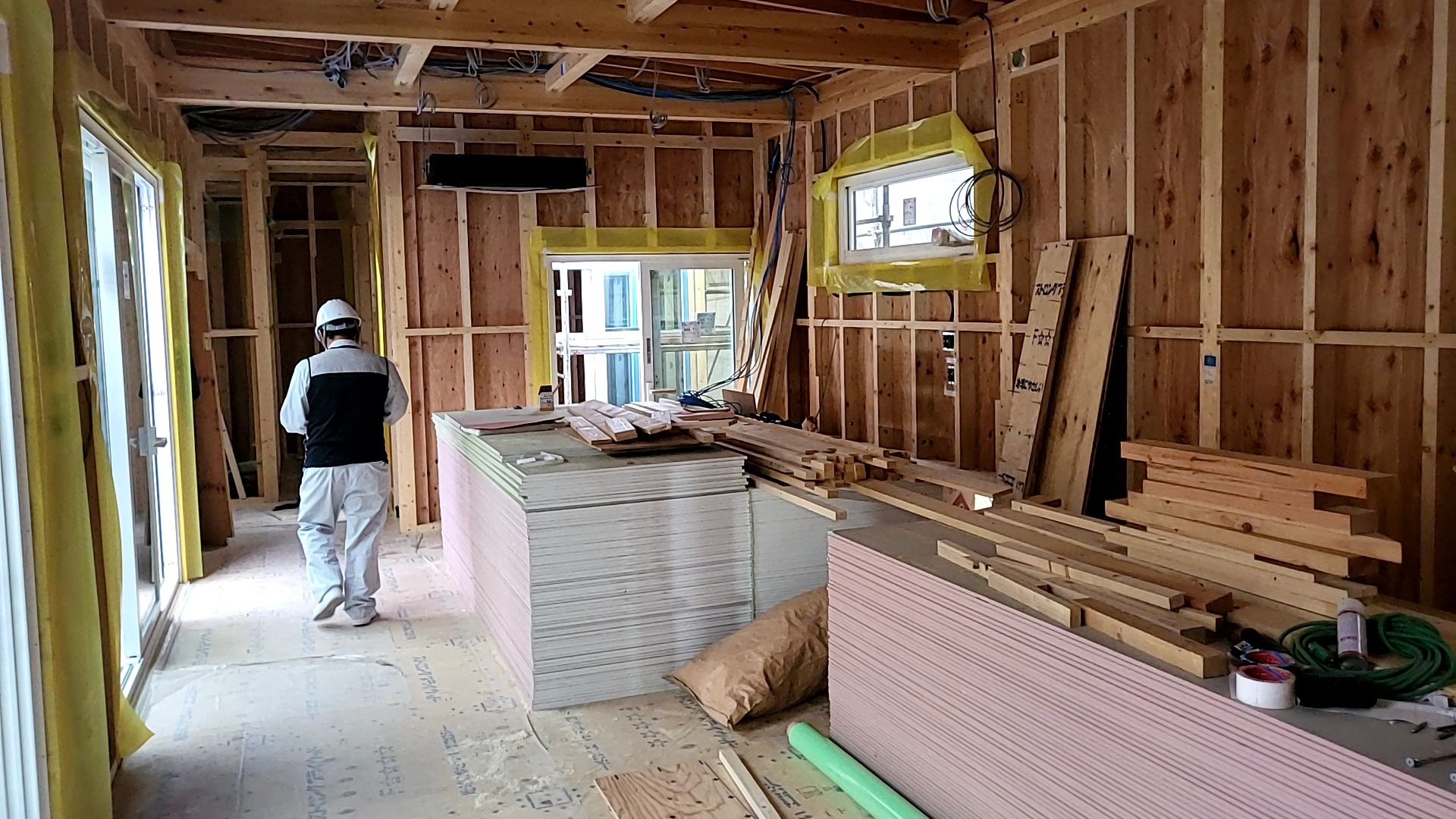 建築住宅センターによる建物中間検査等が行われている様子です。