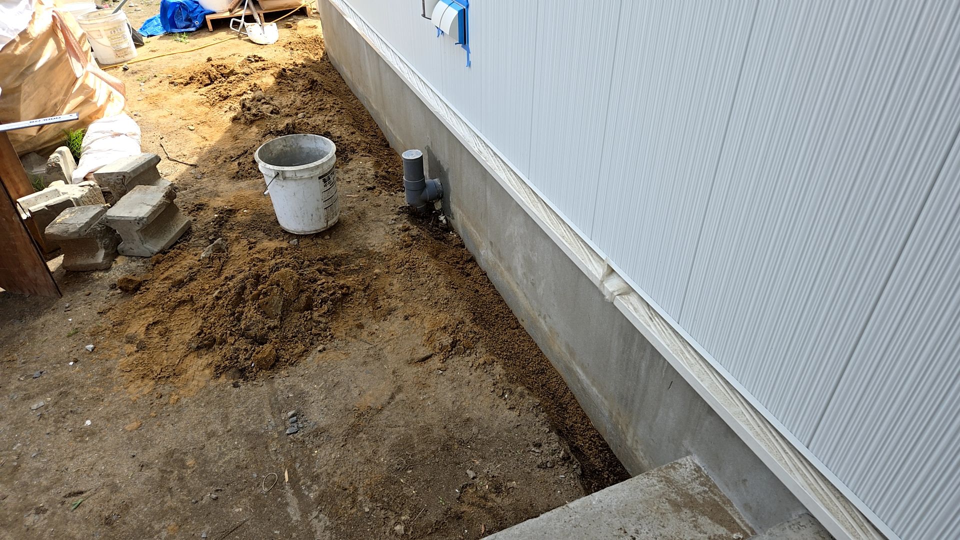左官業者による基礎モルタル塗りが行われております。