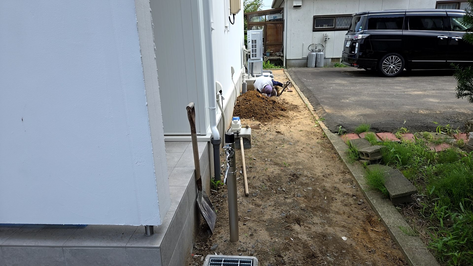 機械を設置するための機械台土間コンクリートの施工が行われている様子です。