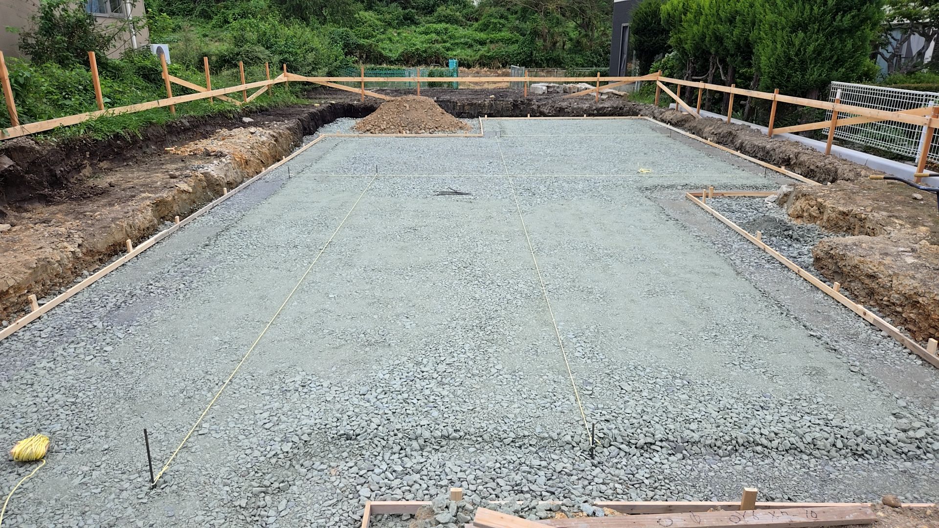 型枠終了後、砕石上に防湿ビニールを敷いていきます。