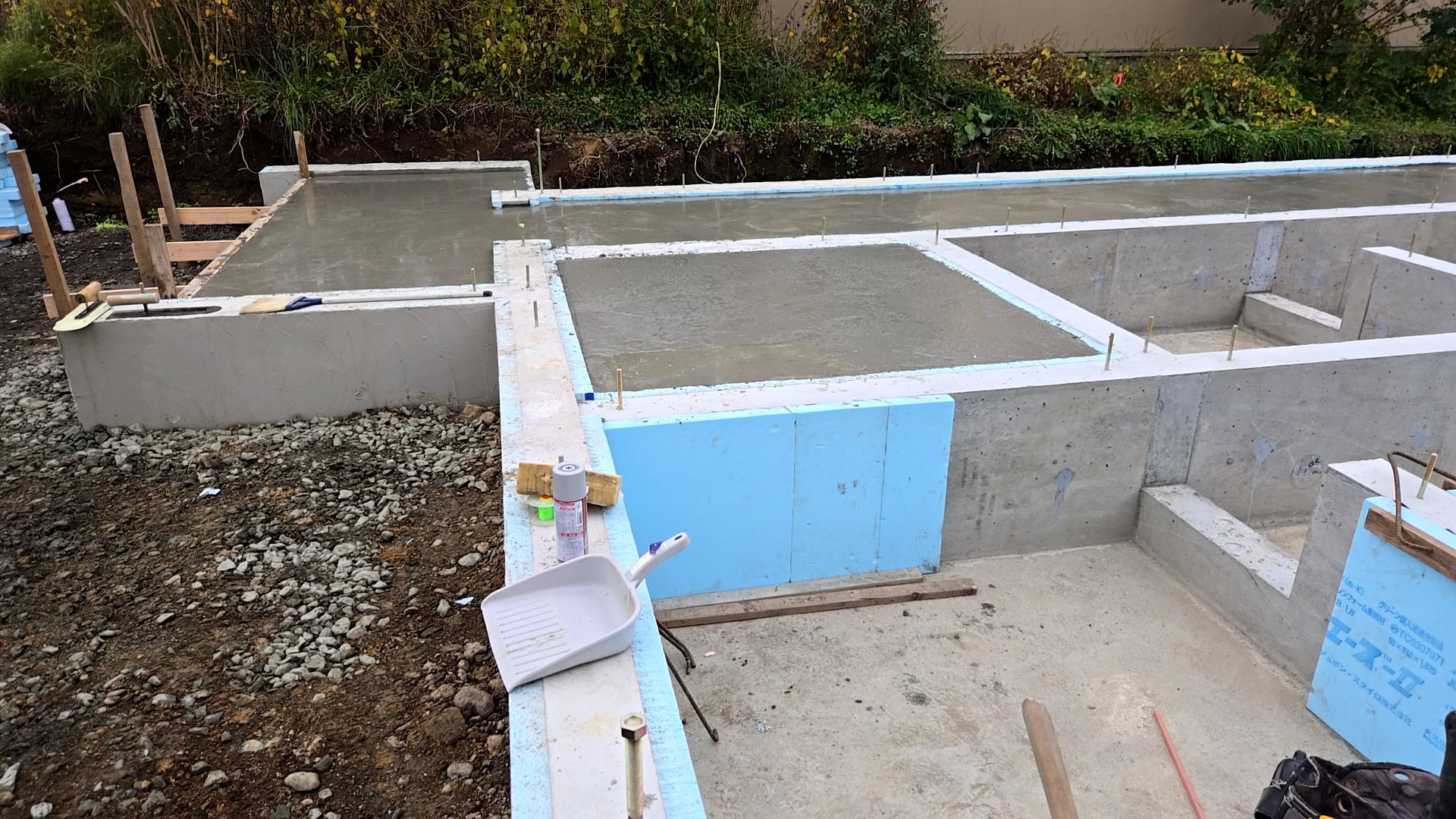 コンクリートの種類・強度を確認しながらコンクリートを打っております。