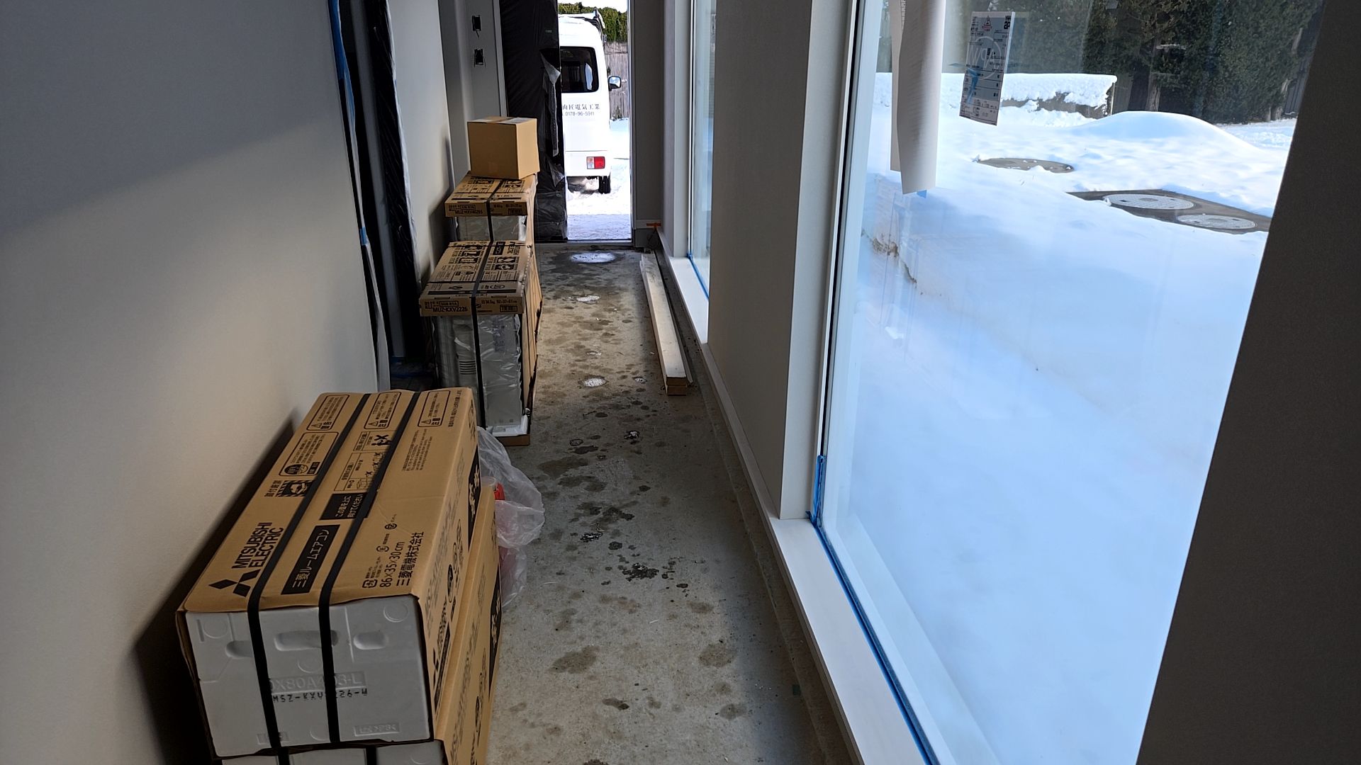 エアコンが搬入されました。キズなどが付かないように注意して保管します。