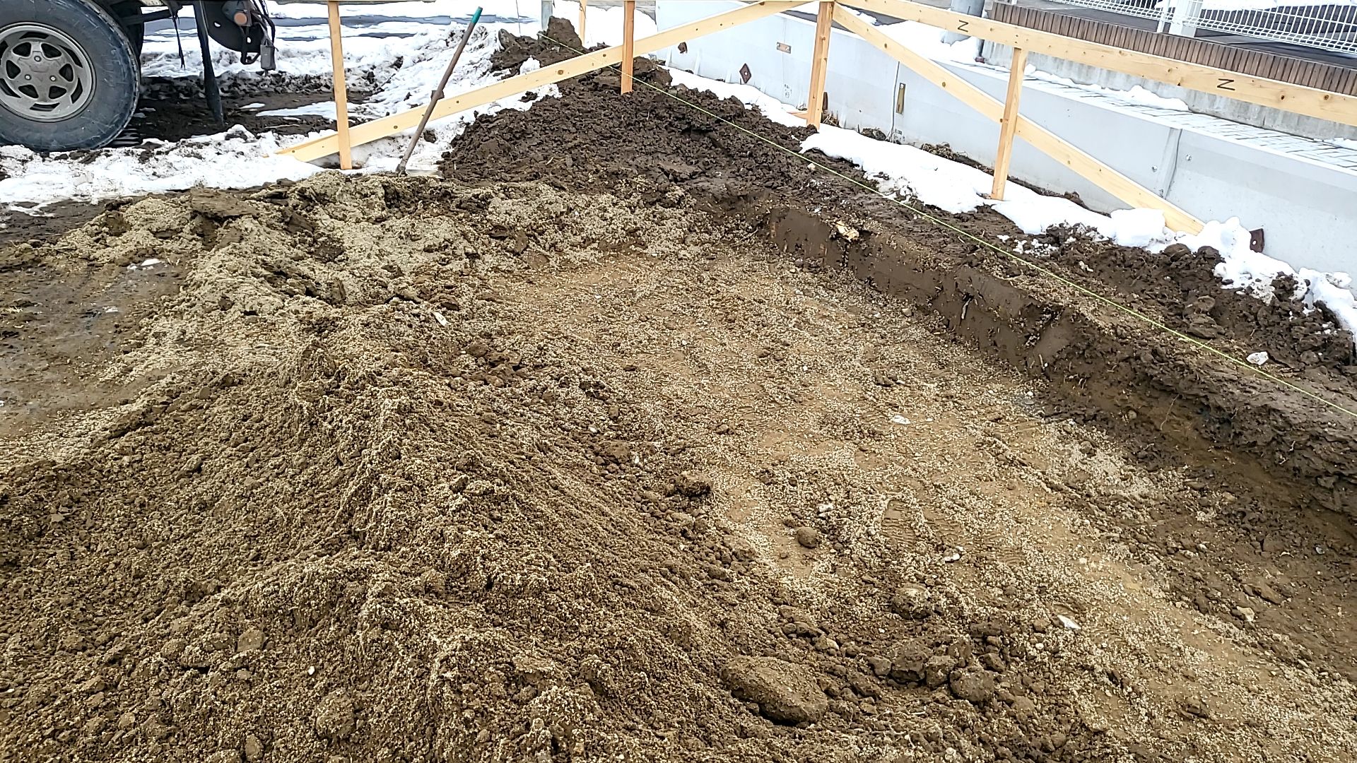 基礎の位置、掘る深さなど確認しながら掘り下げていきます。