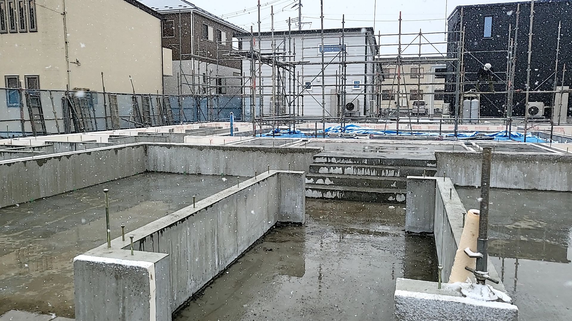 足場を設置している様子です。