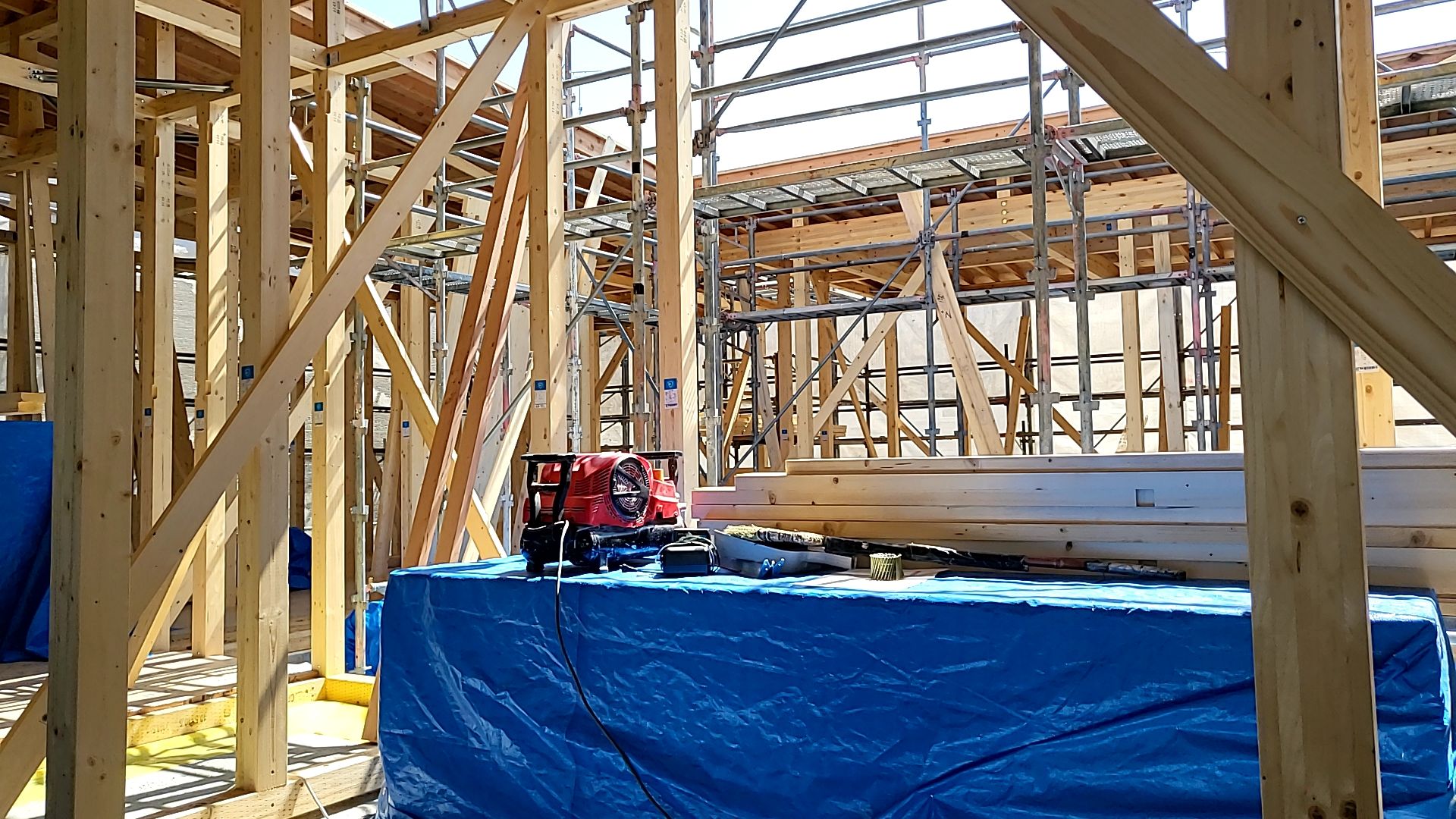 間柱の取り付けを行っている様子です。