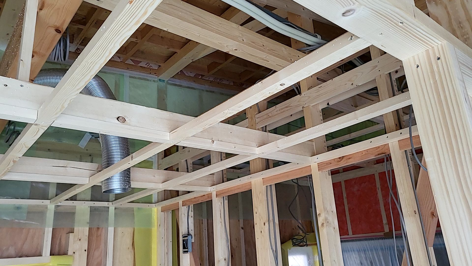 ガレージ内部の軒天張り工事の様子です。