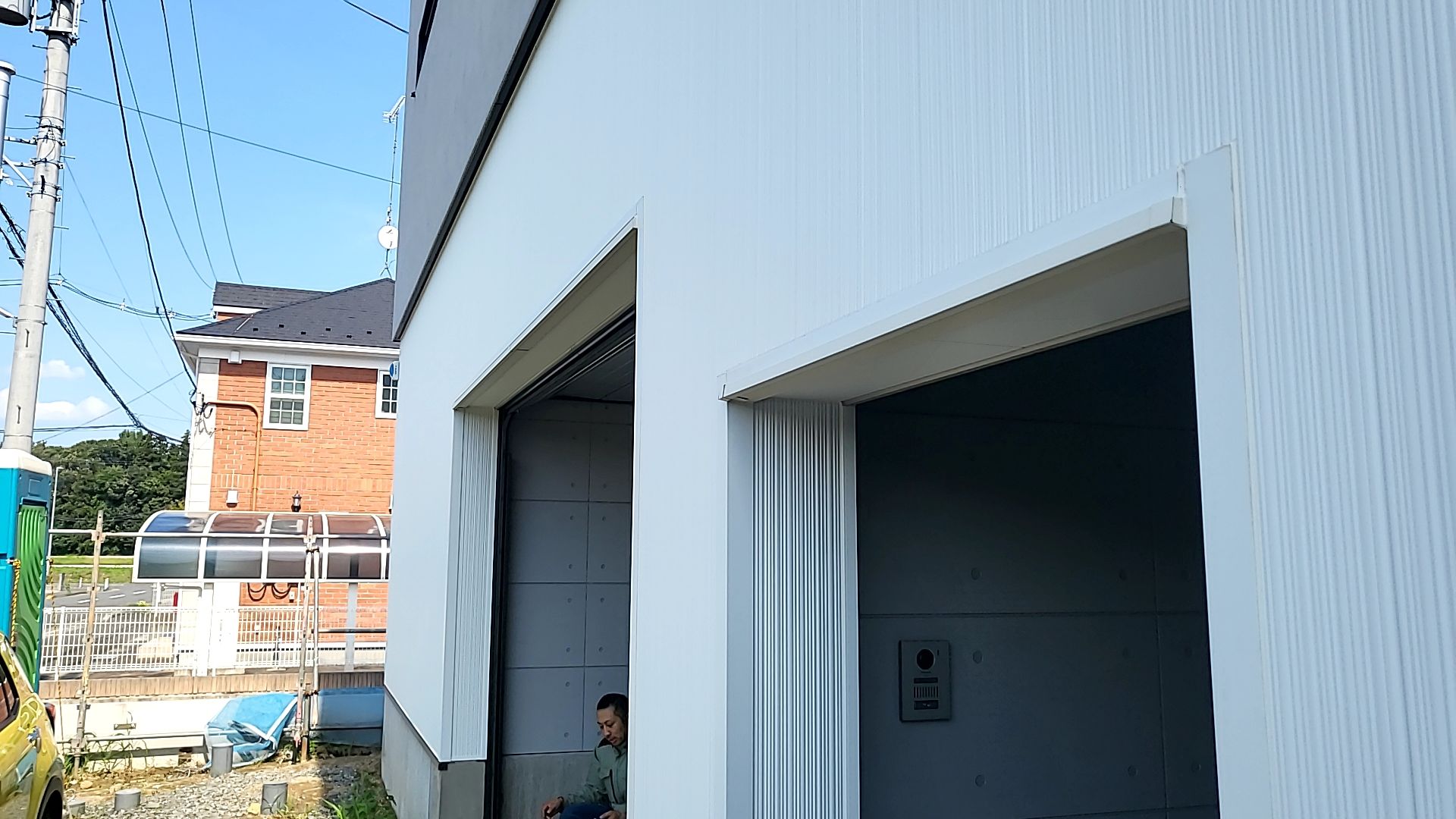 シャッターの取扱説明が行われております。