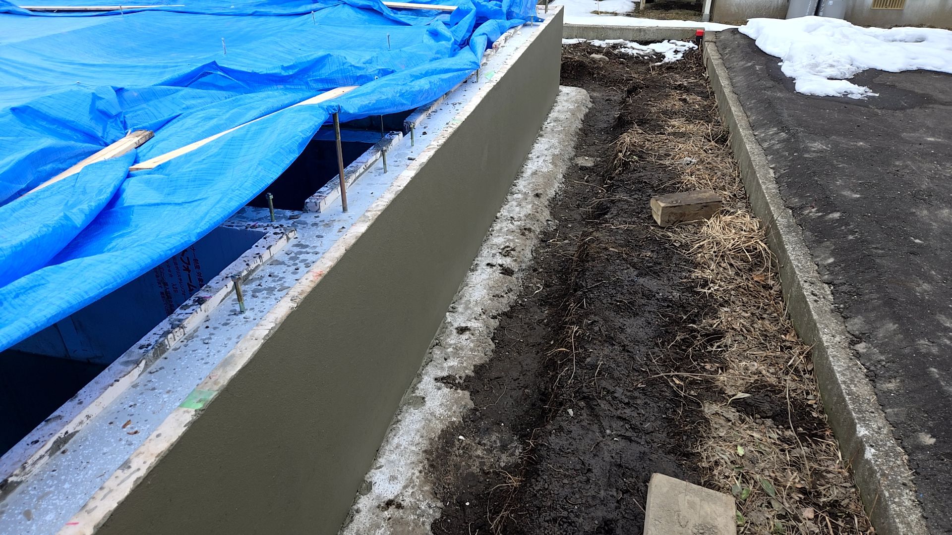 ムラのないよう丁寧に塗っていきます。