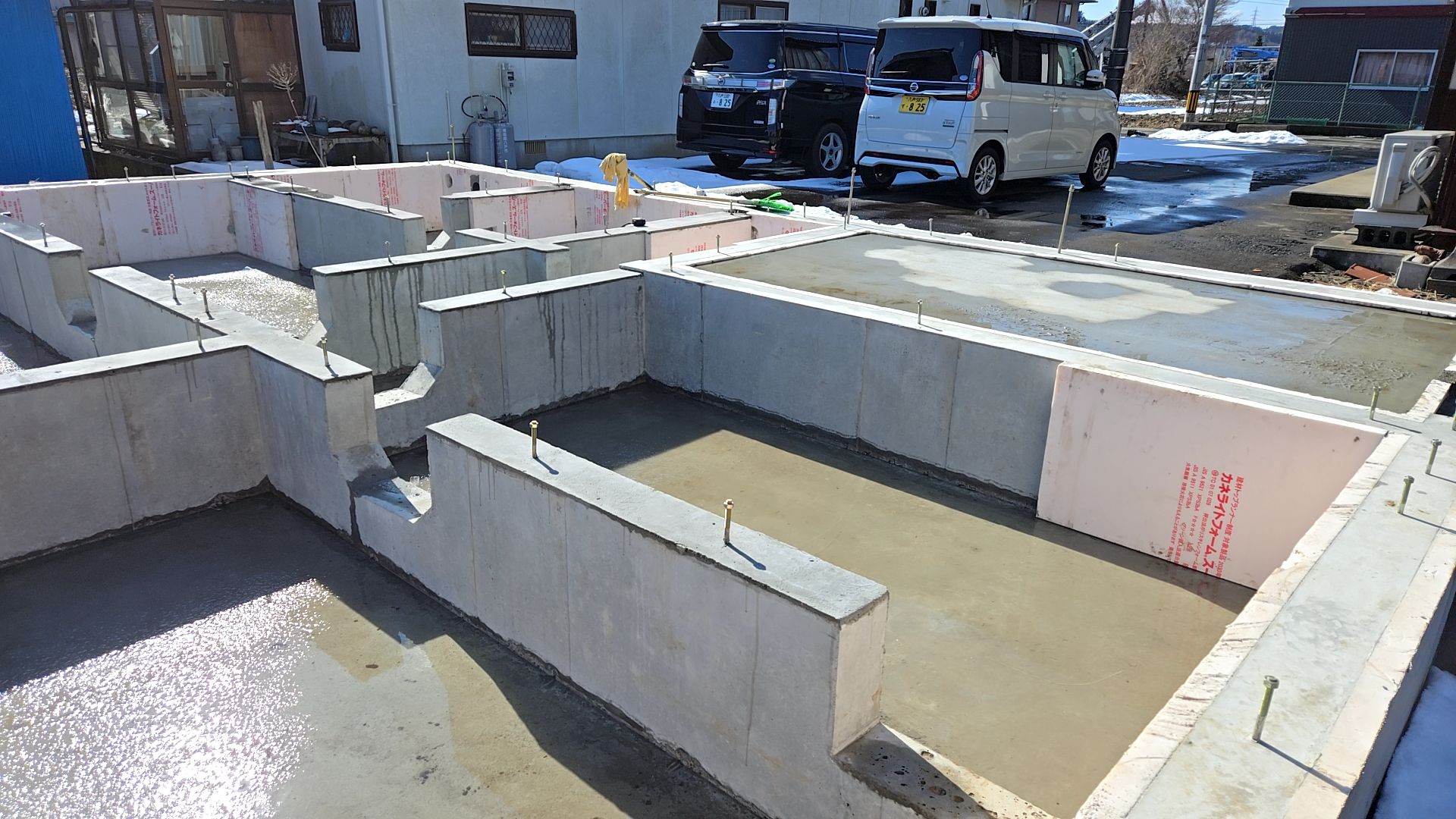 配管の位置・深さなど、間違いのないよう施工していきます。