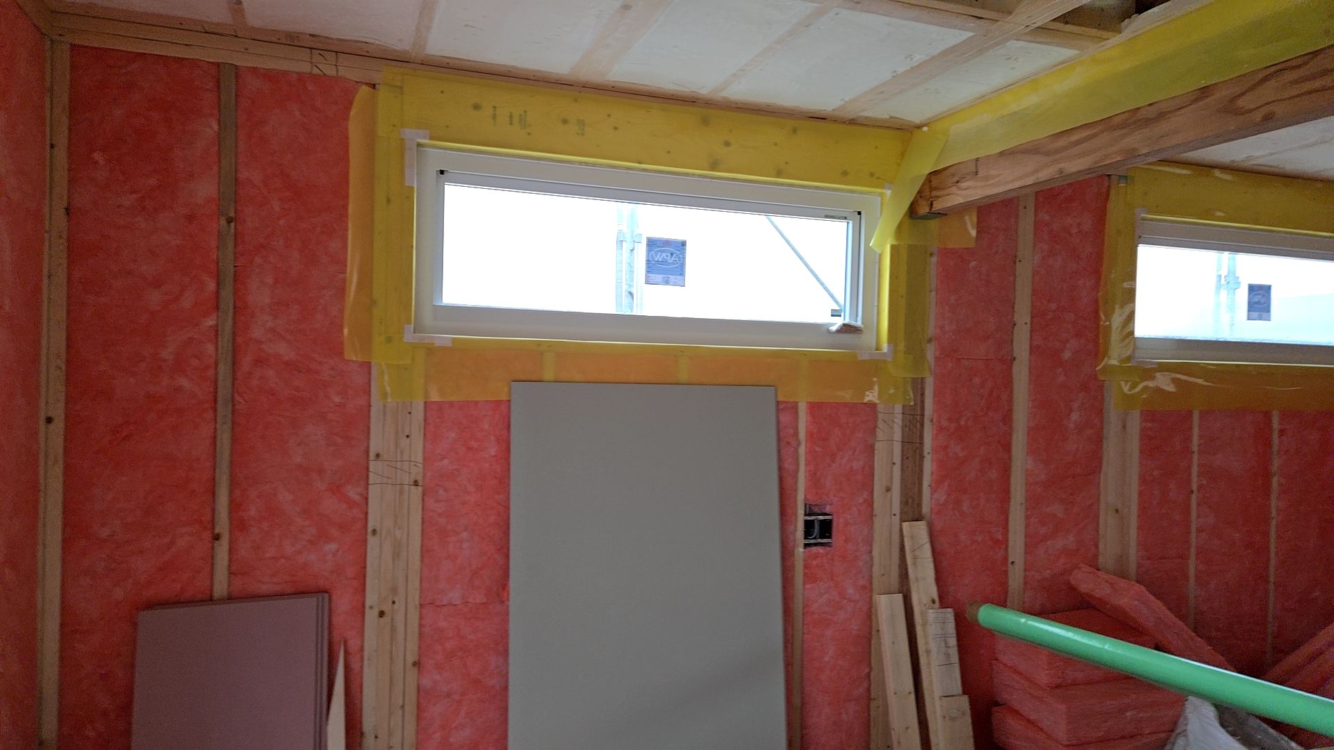 隙間のないよう丁寧に充填しております。