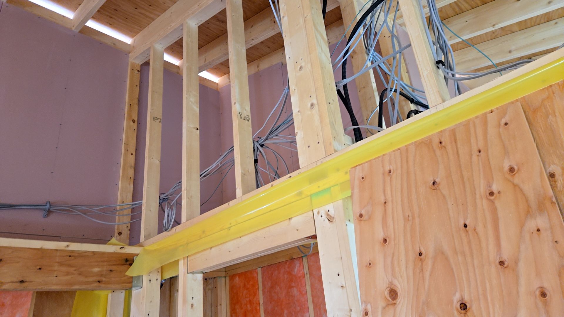 内部造作下地工事の様子です。図面を確認し間違いのないよう作業を進めております。