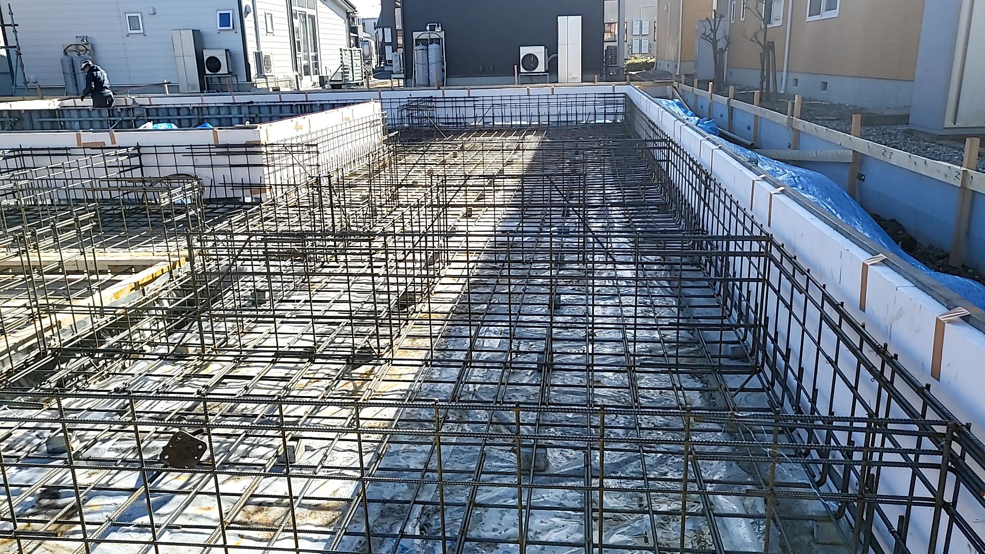 図面を確認しながら、安全に作業を進めております。