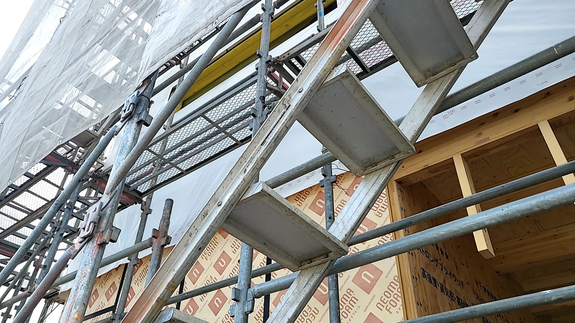 シワやヨレのないよう丁寧に作業を進めております。