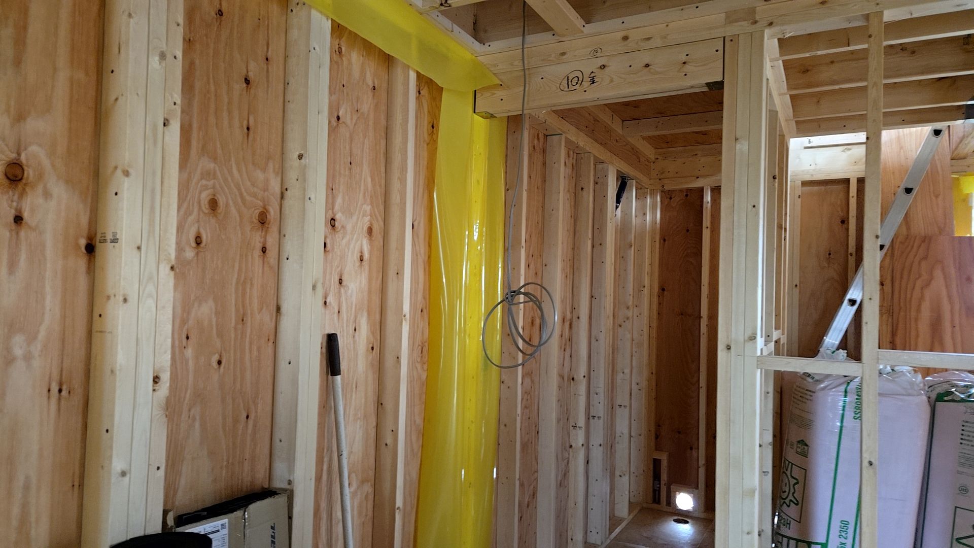 穴を開けたときに出た木くずなどはその都度掃除し、片付けをしながら作業をしています。