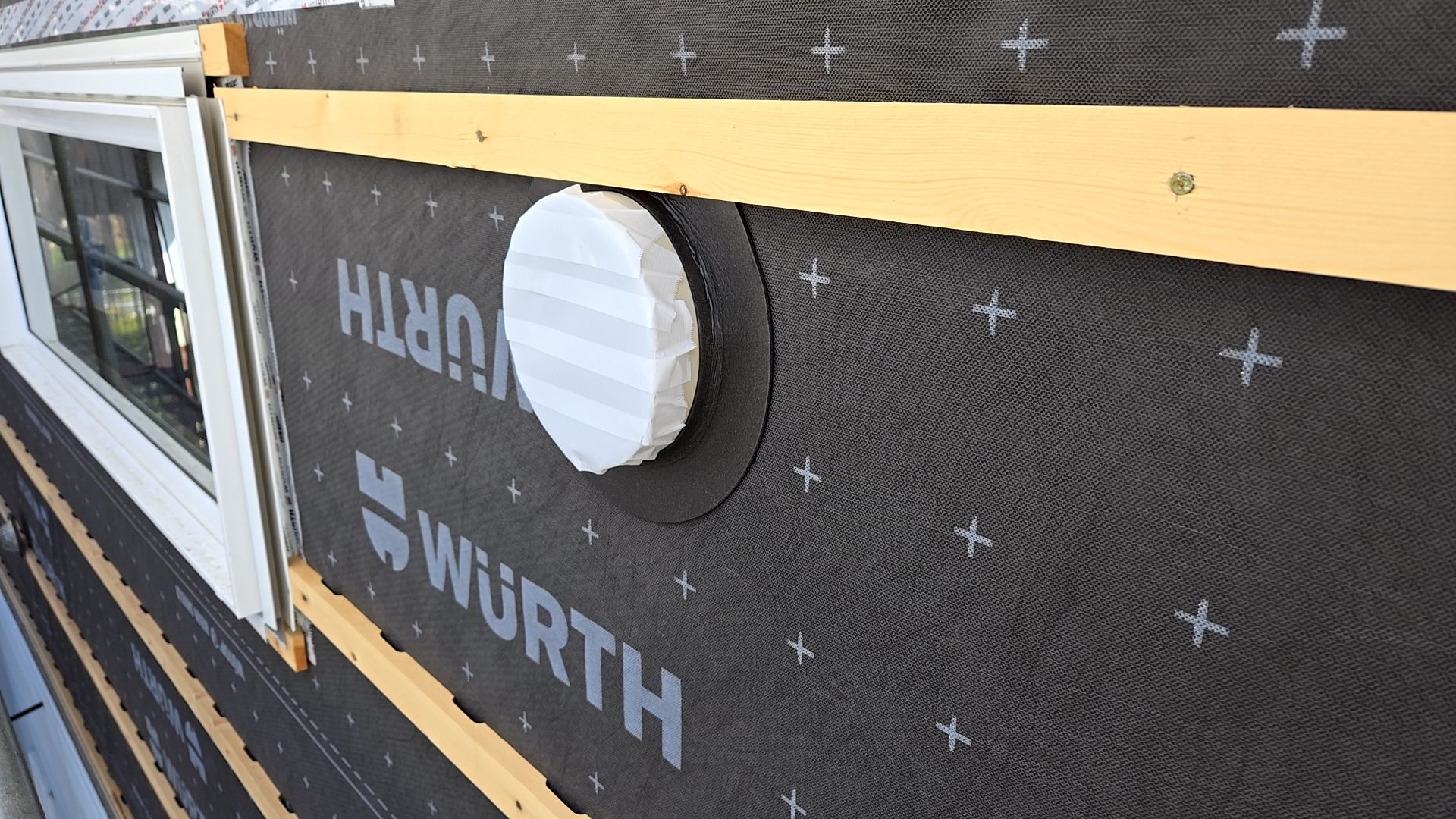 スリーブなどの防水処理を丁寧に行っている様子です。