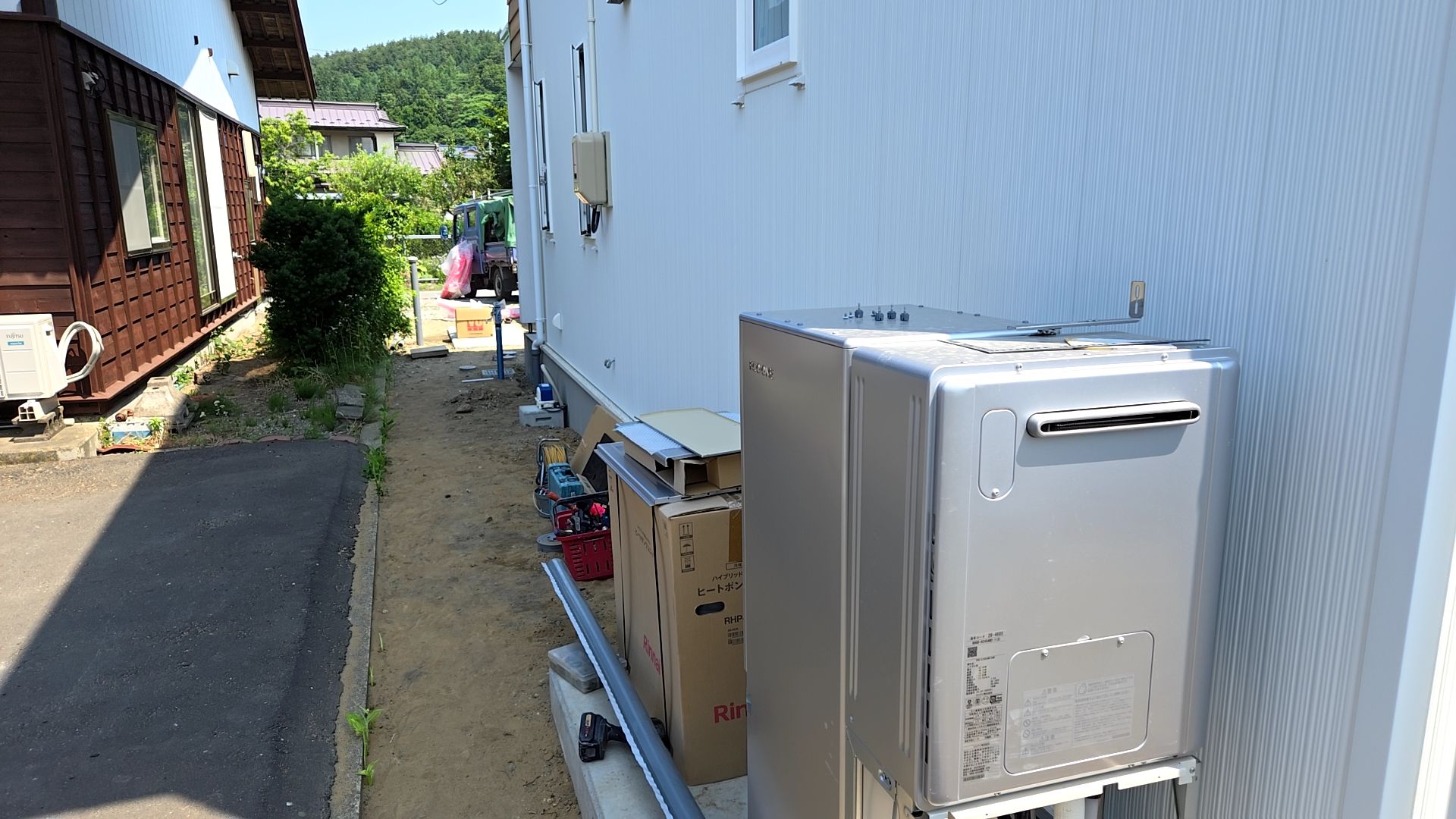 ガス業者によるガス給湯器が設置されました。