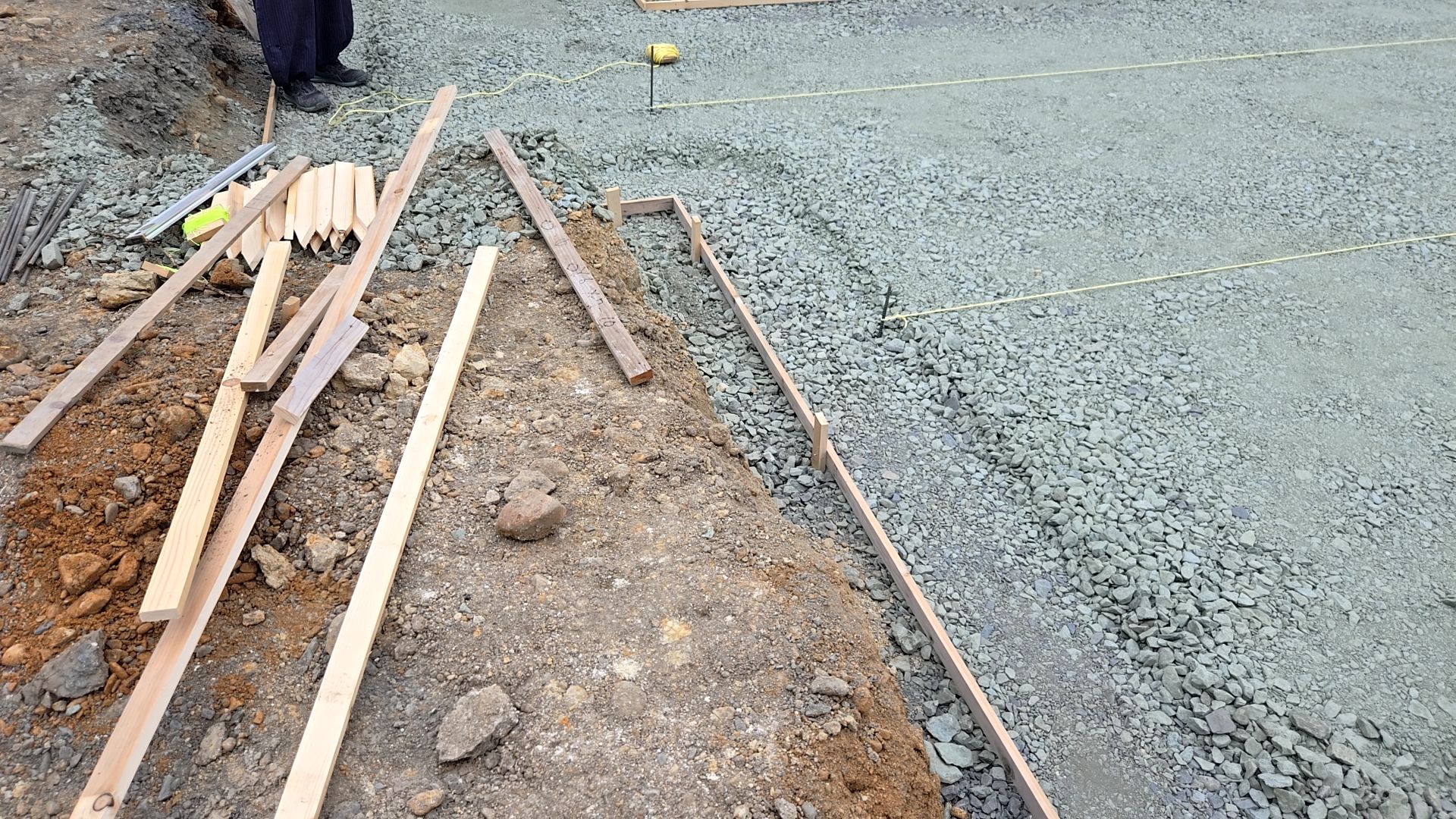 捨てコン打設部分の位置出しを行い、型枠組みが行われていきます。