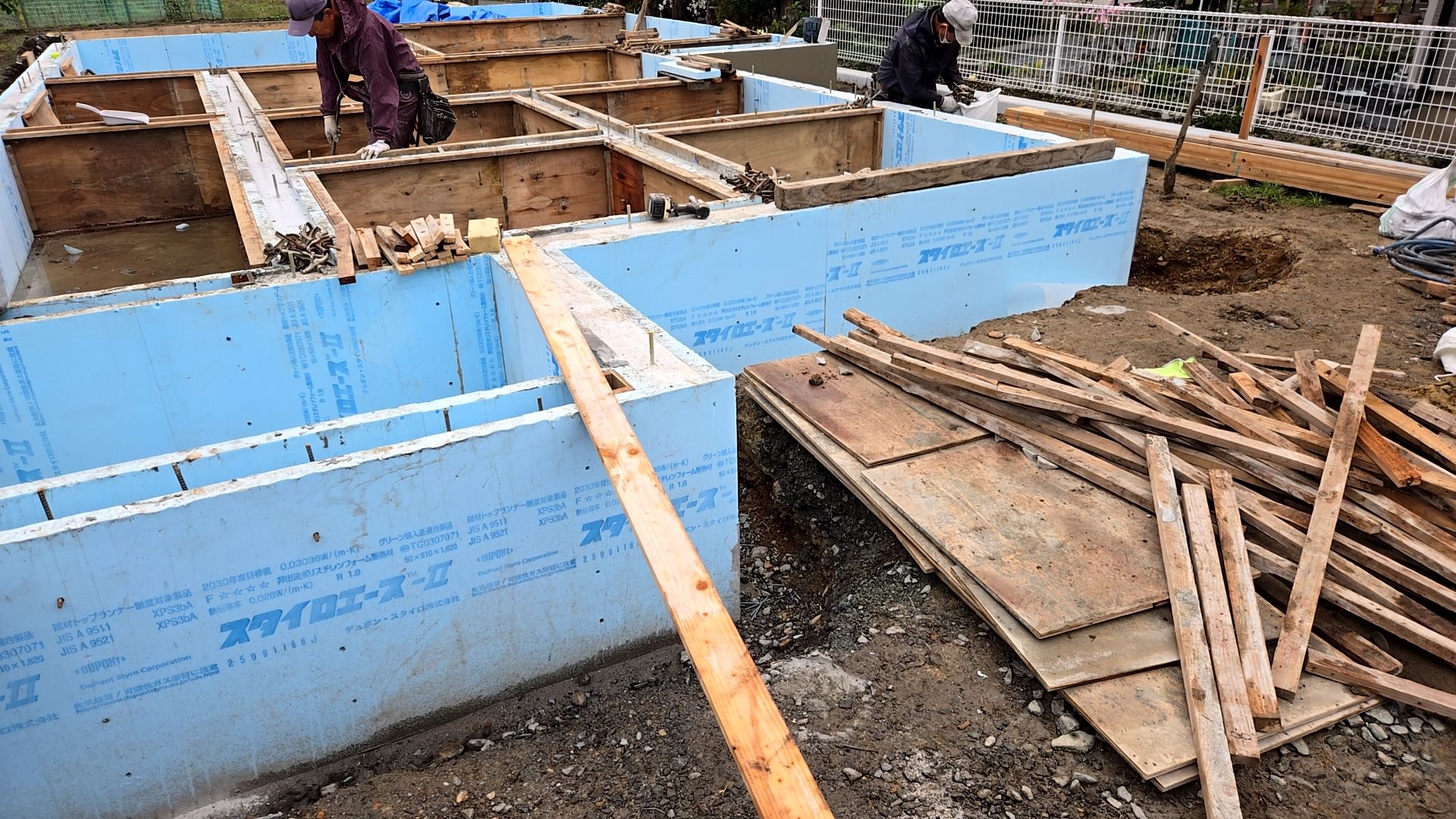 外周型枠解体が行われている様子です。断熱材にキズや汚れを付けないよう丁寧に施工を行っております。