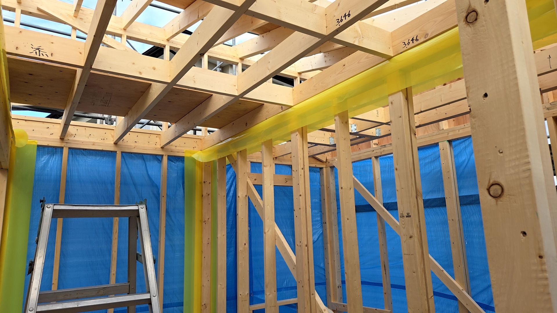 現場は、作業を進めつつ片付けも行い、事故やケガのないように努めています。