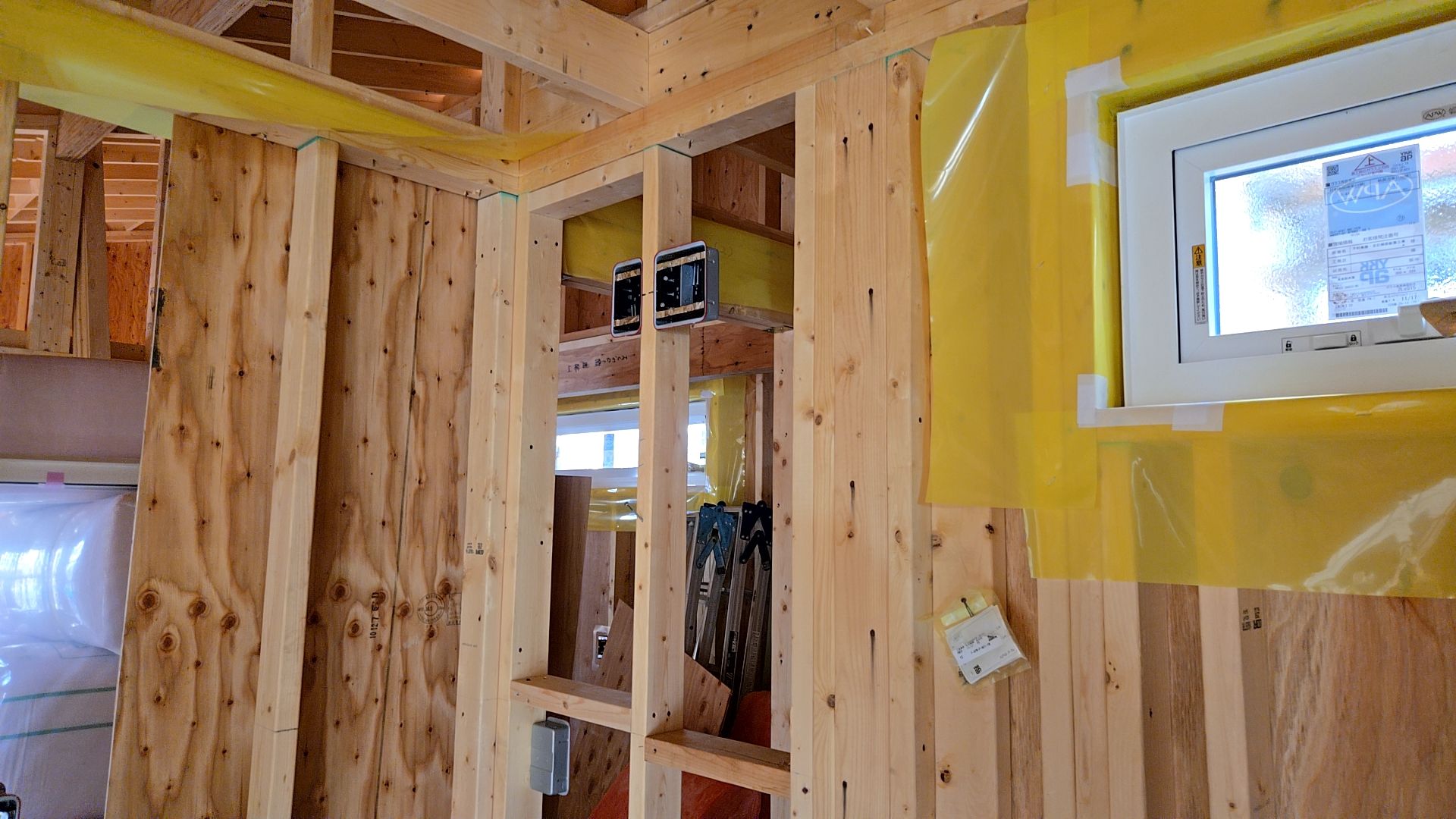 電気業者による器具付けが始まりました。