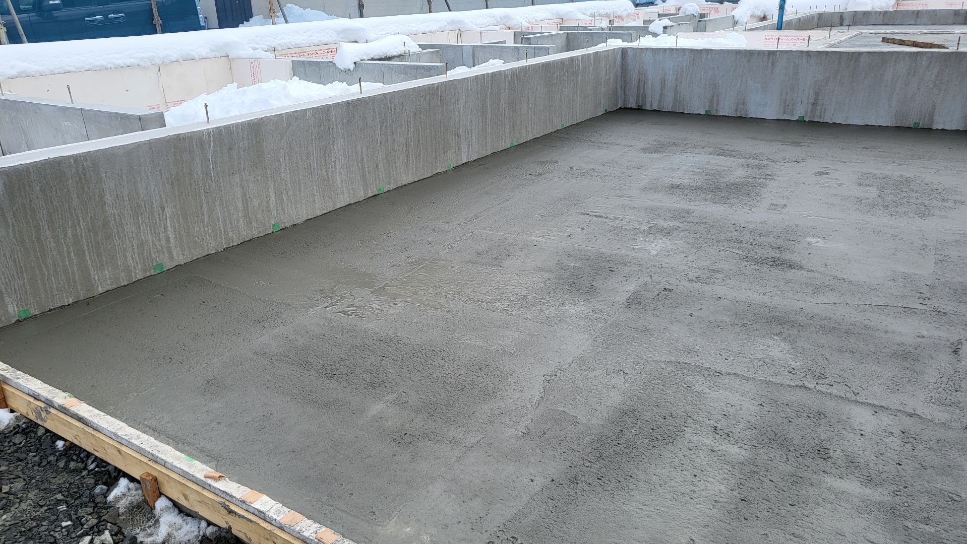 不陸がないよう丁寧にコンクリートを抑えていきます。