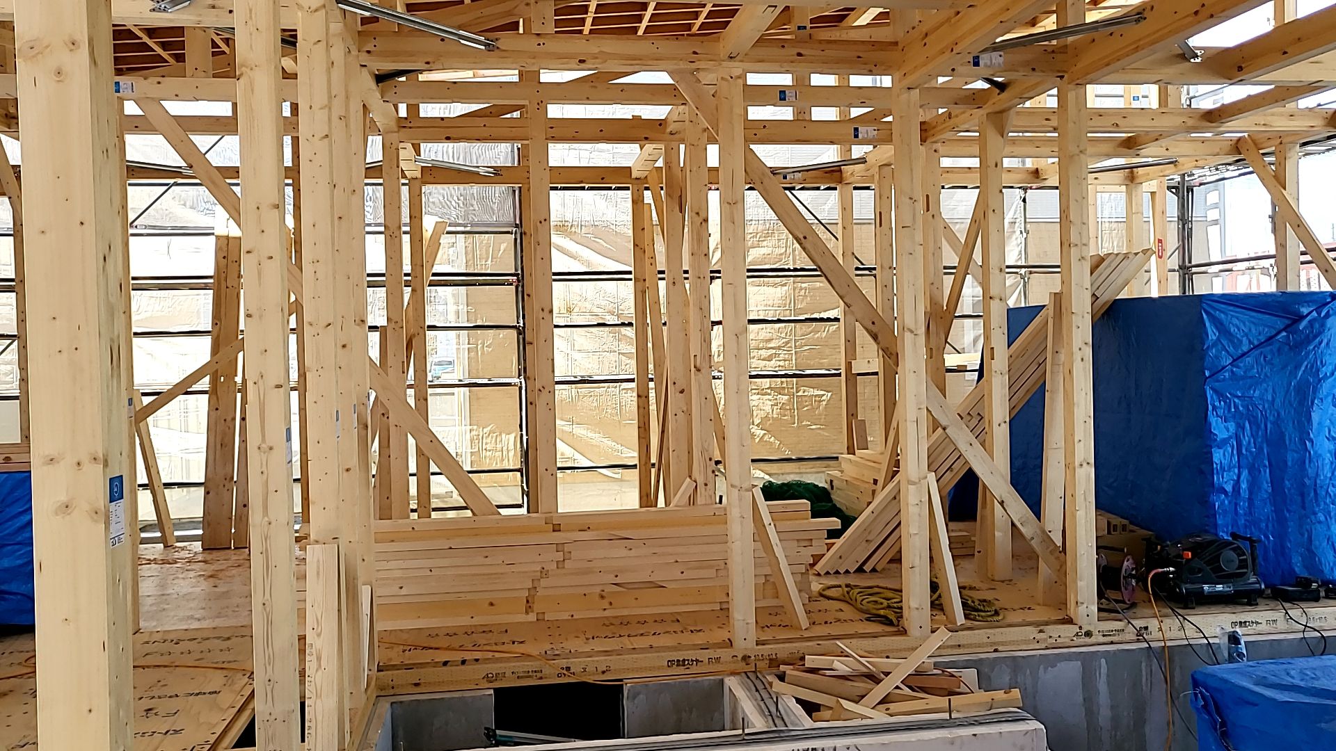 図面を確認しながら間柱を取付けております。