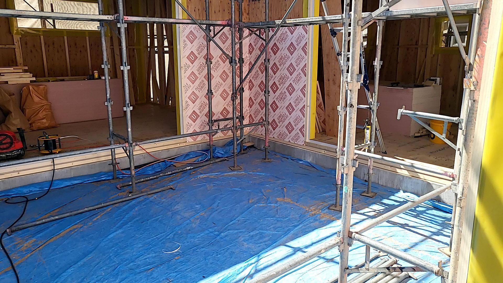 外断熱張りの様子です。