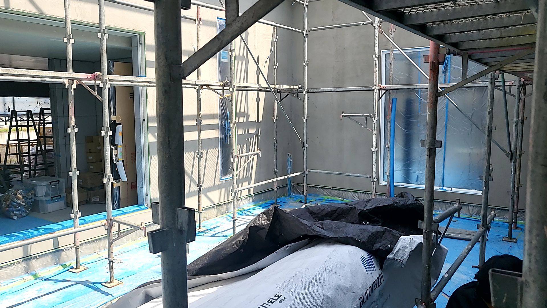 塗装業者による中庭の下塗りが終了した様子です。