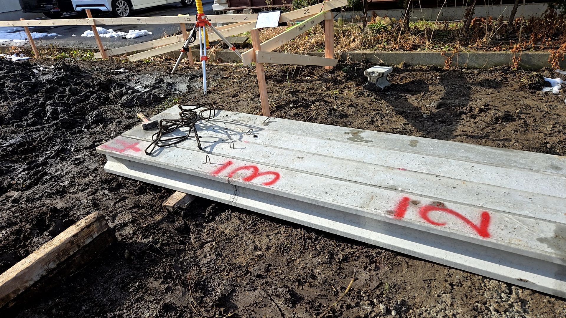 杭に深さの数値を記入し、正確に施工していきます。