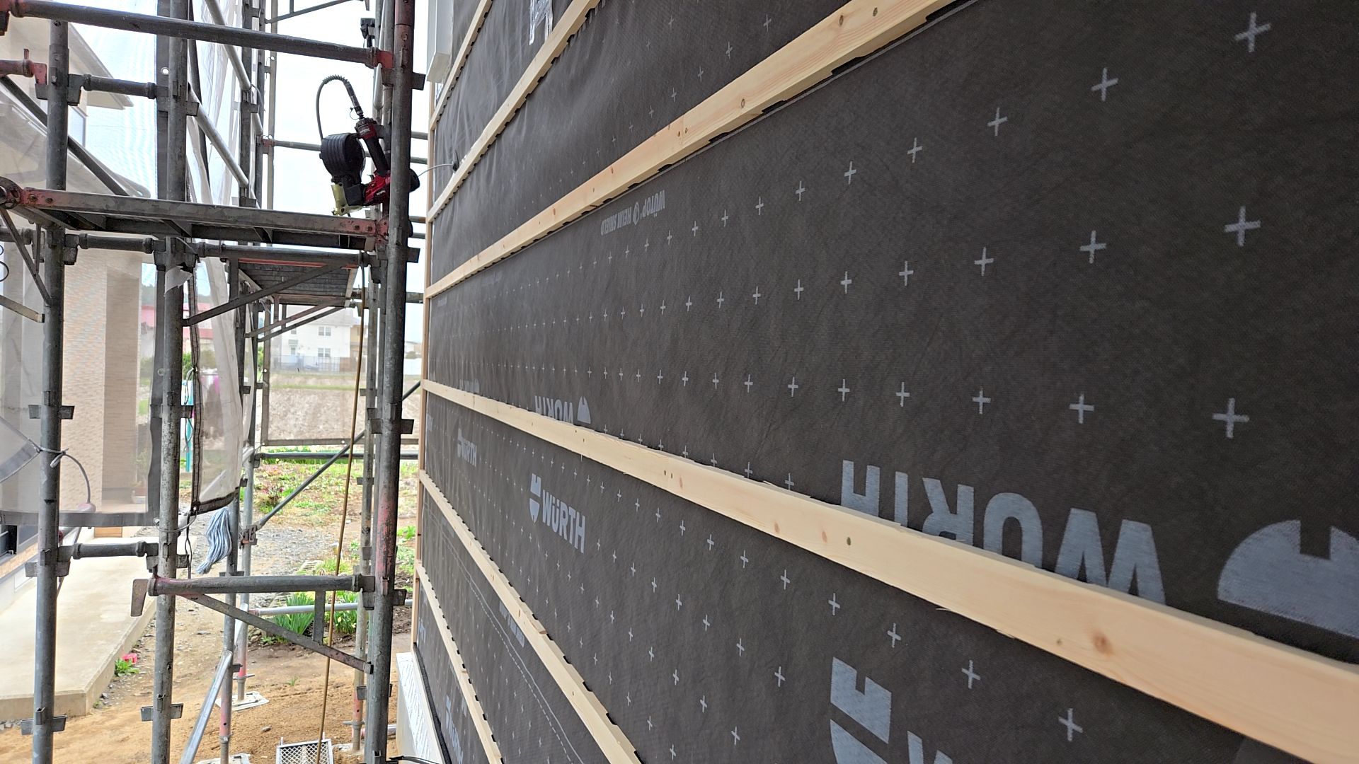 外壁の種類を確認しながら施工を進めております。