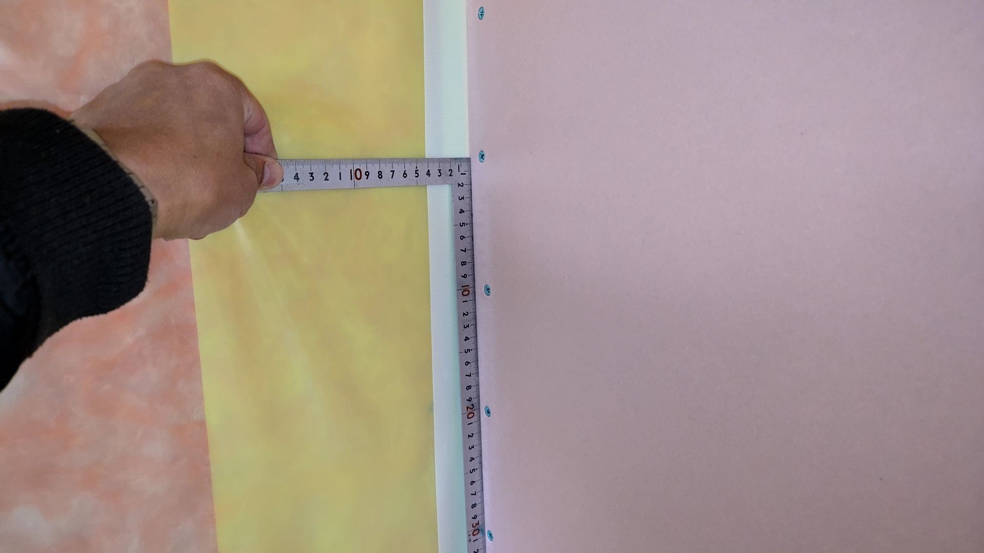 ビスの間隔の施工確認を行っている様子です。