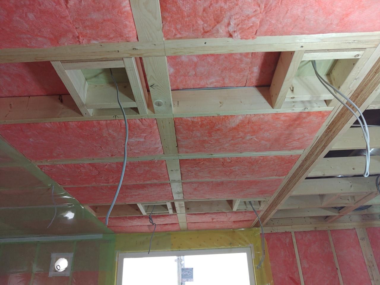 ダウンライト埋め込みBOXの造作工事が行われております。