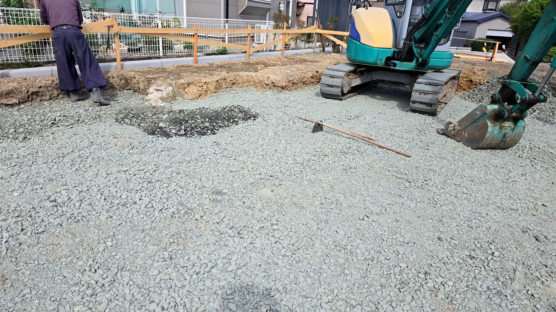 砕石入れを行っている様子です。