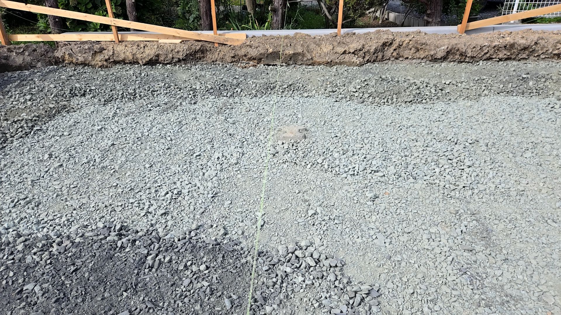 基礎の位置出しをしながら、施工していきます。