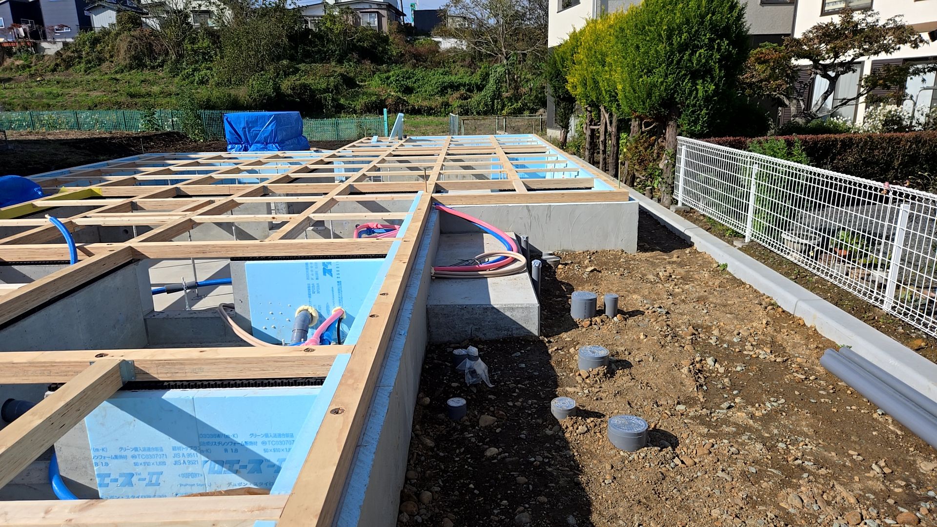 土台の施工・高さをレベル確認確認し、合板を貼っていきます。