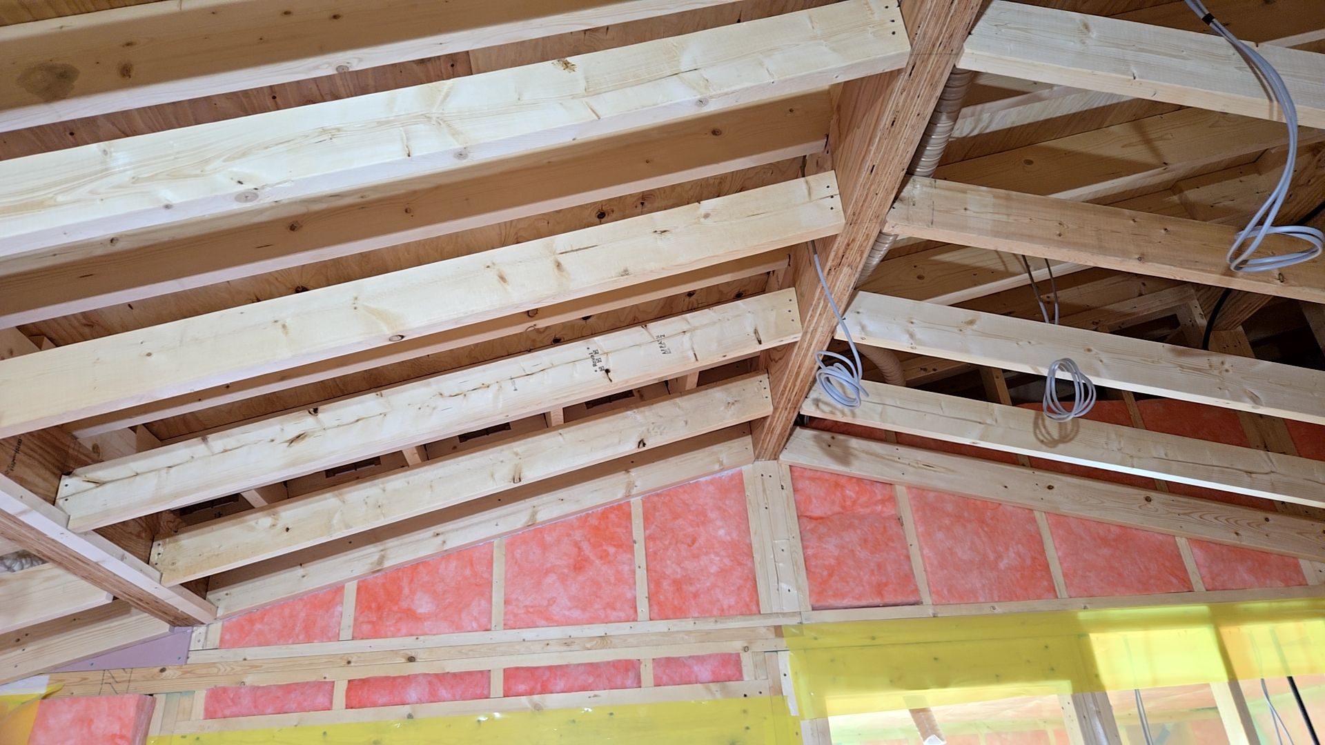 図面を確認しながら、間違いのないよう施工が進められております。