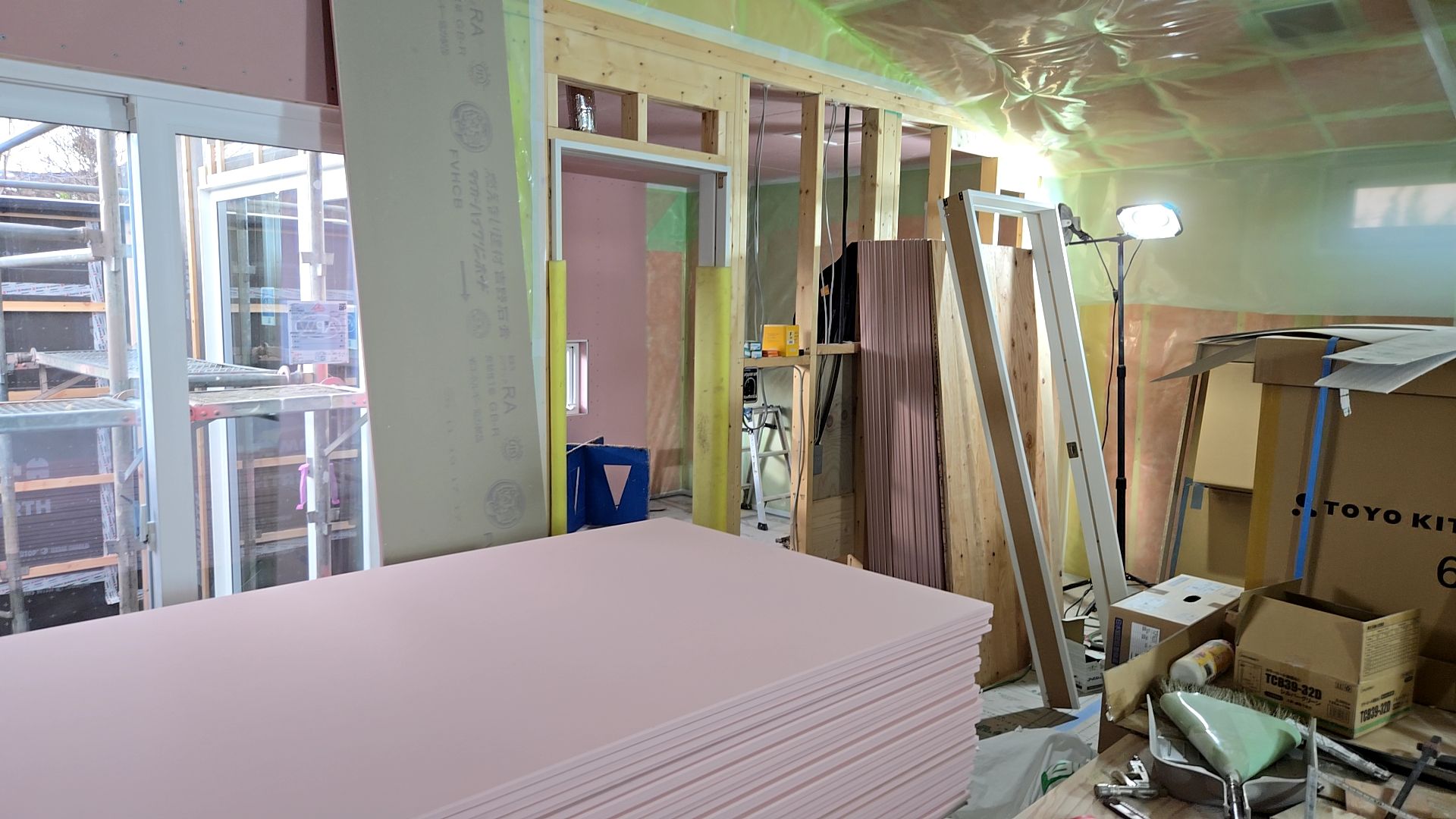 引き続き、建築による壁・天井のボード貼りが行われています。傷をつけないよう丁寧に施工しています。