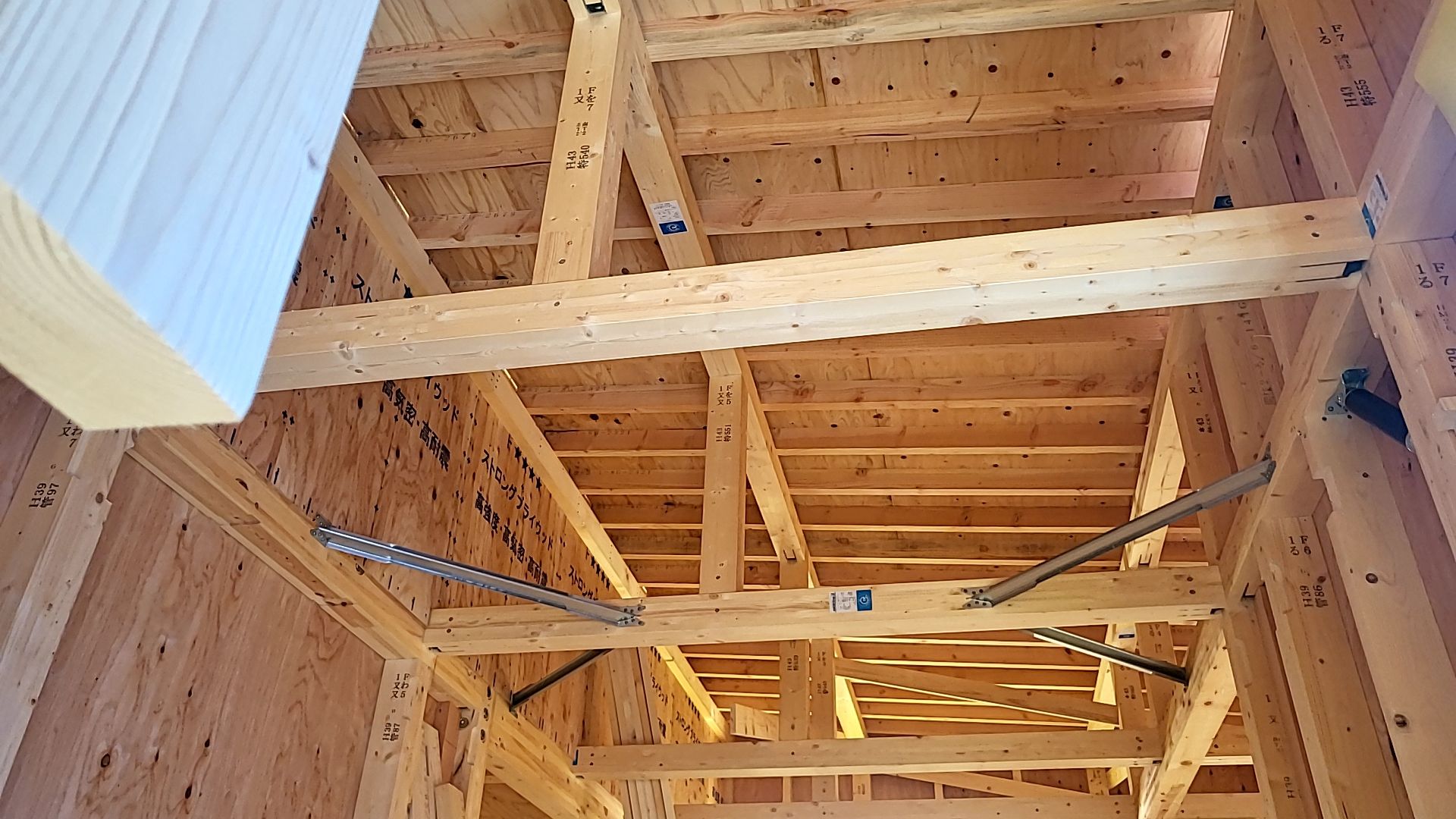 壁の下地造作工事が行われている様子です。