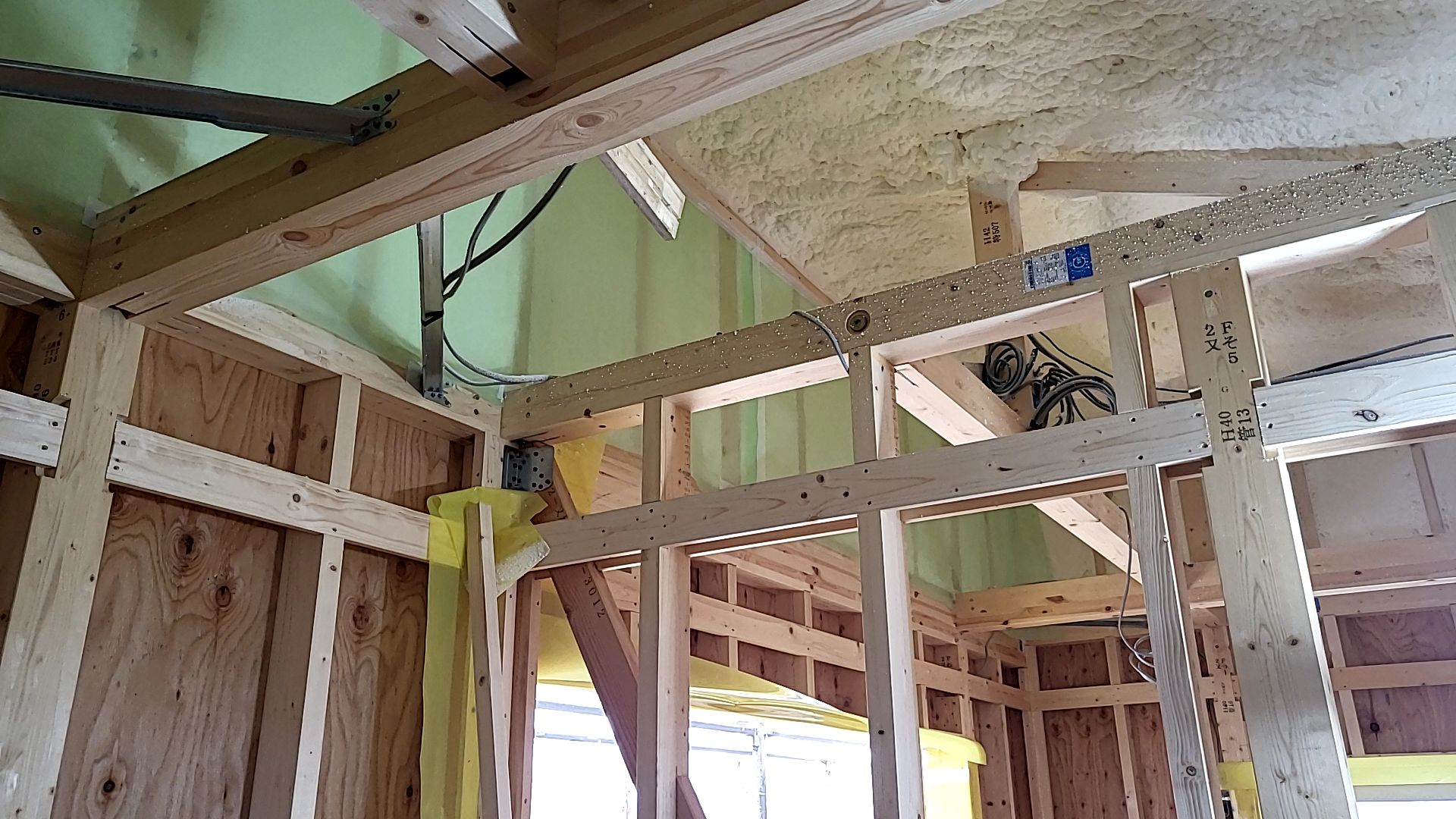 内部下地造作工事を行っている様子です。図面・仕様を確認しながら、丁寧に作業が行われております。