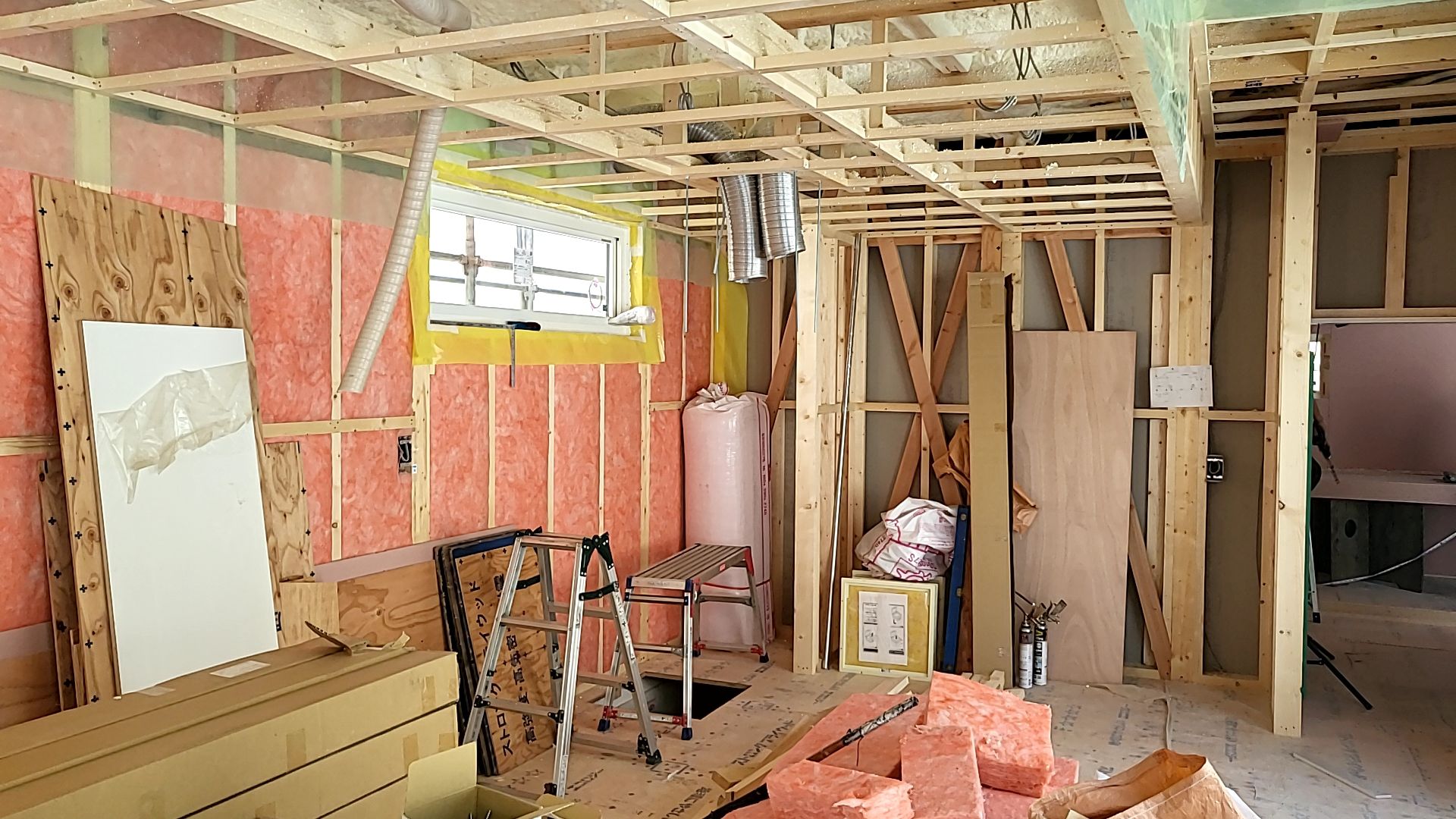 断熱材の充填を行っております。隙間がないよう丁寧に作業を進めております。