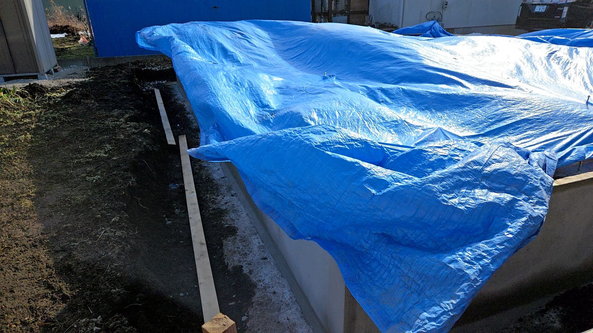 基礎にキズを付けないよう、丁寧に埋め戻しを行っております。