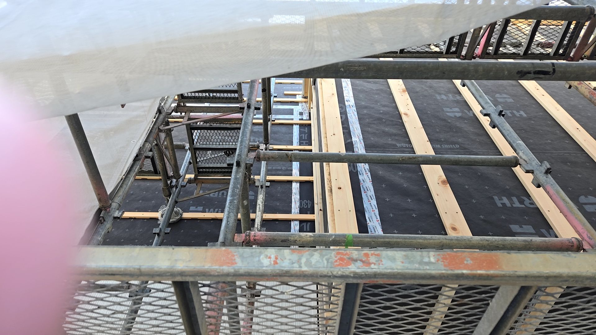 図面を確認しながら、張り間違いのないよう作業を進めております。