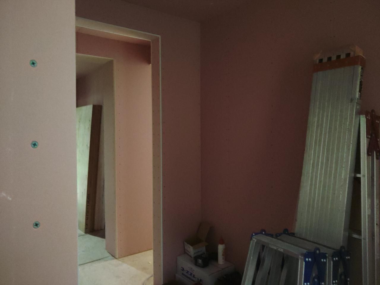 ビスの間隔やめり込みに注意しながら丁寧に作業を進めております。