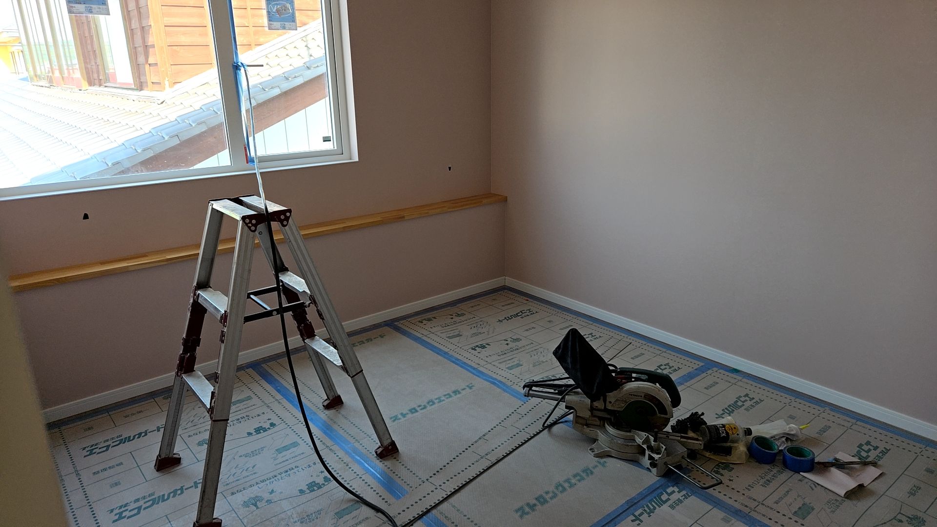 内装業者によるクロス貼りが行われております。