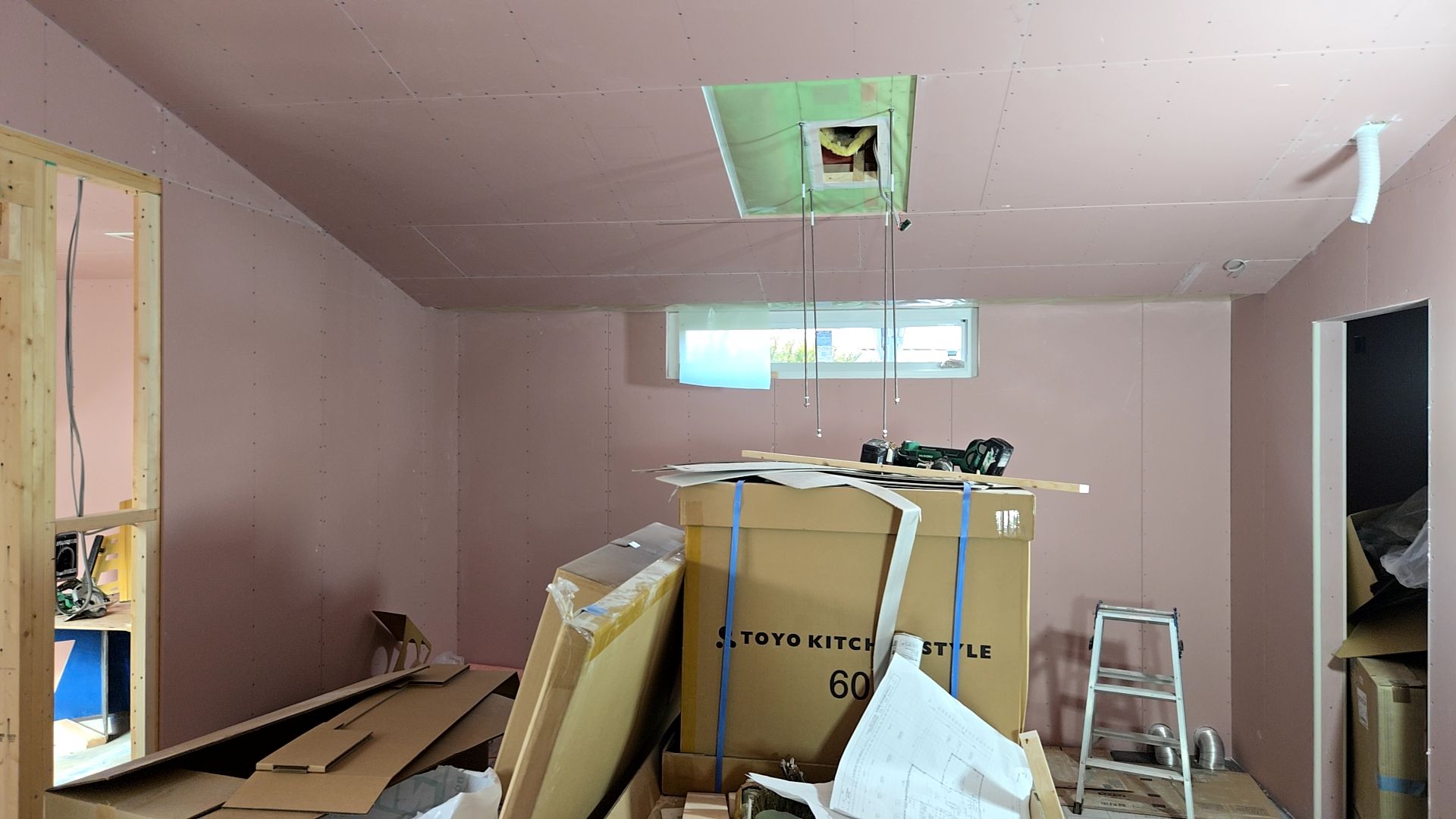 レンジフードの吊りボルトの金具を取り付けています。