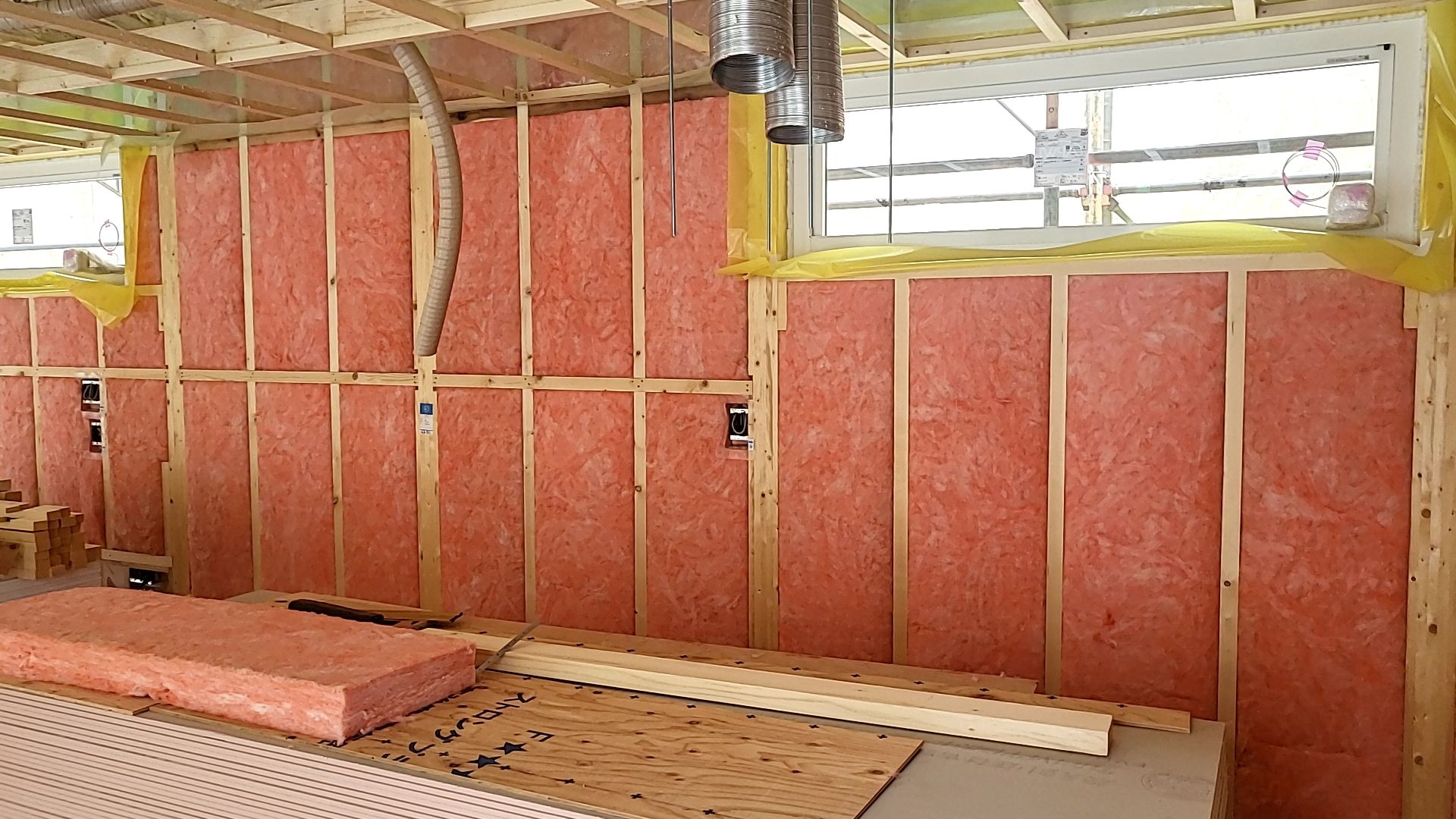 建築による断熱材の充填工事が引き続き進められております。